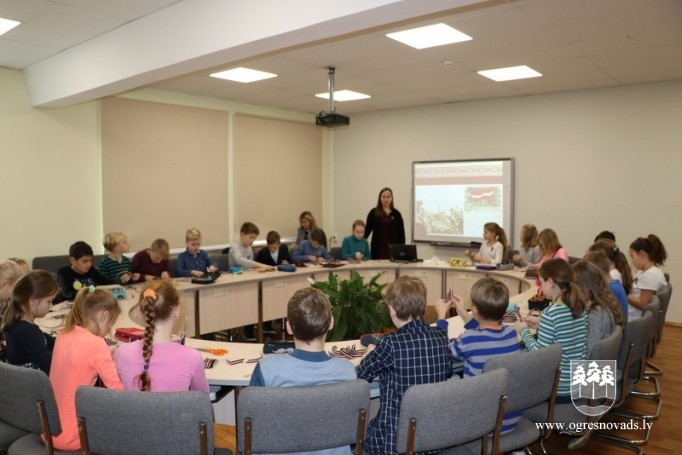 Skolēni piedalās valsts svētku lentīšu veidošanā
