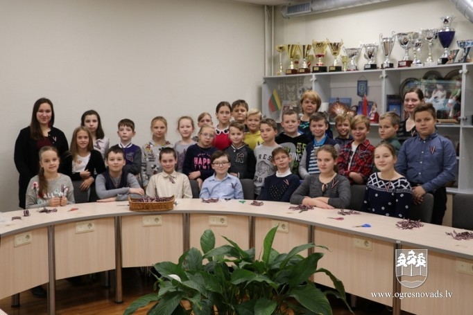 Skolēni piedalās valsts svētku lentīšu veidošanā