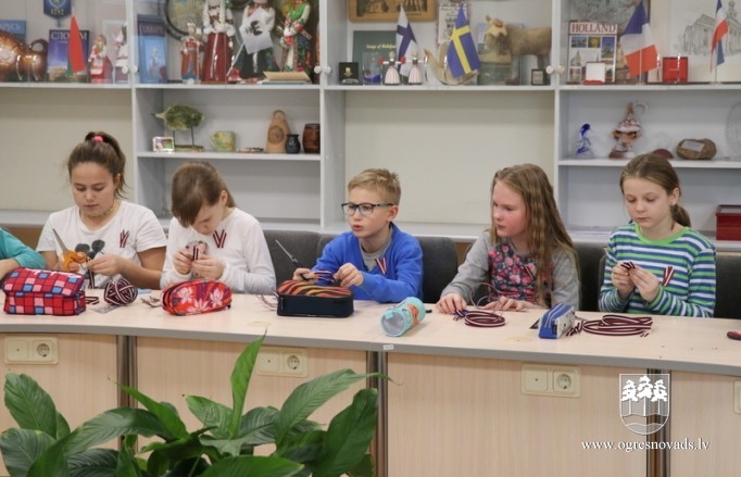Skolēni piedalās valsts svētku lentīšu veidošanā