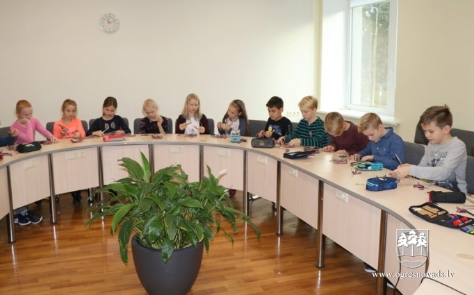 Skolēni piedalās valsts svētku lentīšu veidošanā