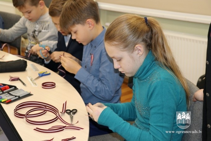 Skolēni piedalās valsts svētku lentīšu veidošanā