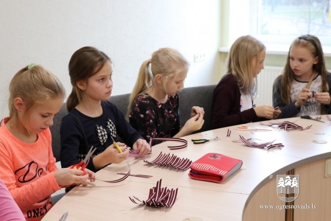 Skolēni piedalās valsts svētku lentīšu veidošanā