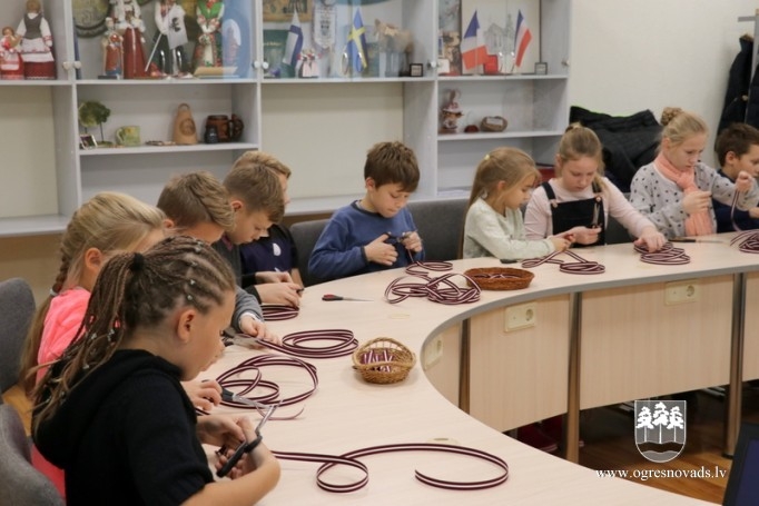 Skolēni piedalās valsts svētku lentīšu veidošanā