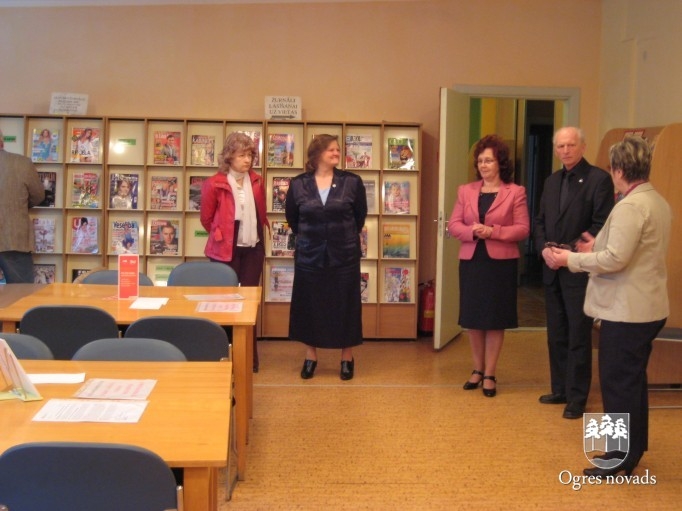 Domes deputāti apmeklē bibliotēku