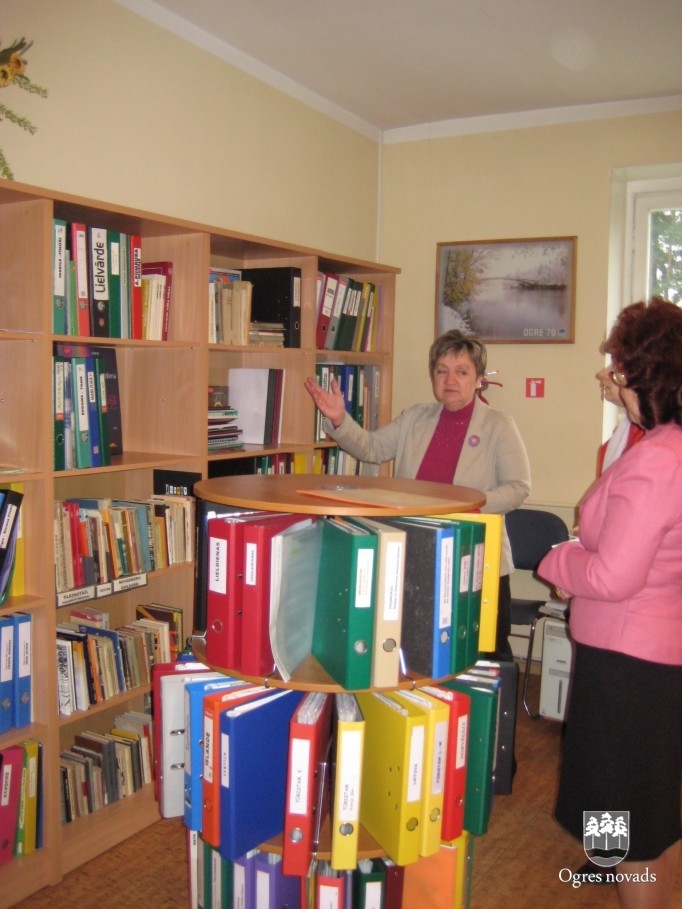 Domes deputāti apmeklē bibliotēku