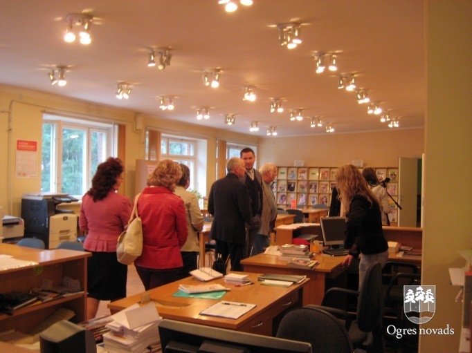 Domes deputāti apmeklē bibliotēku