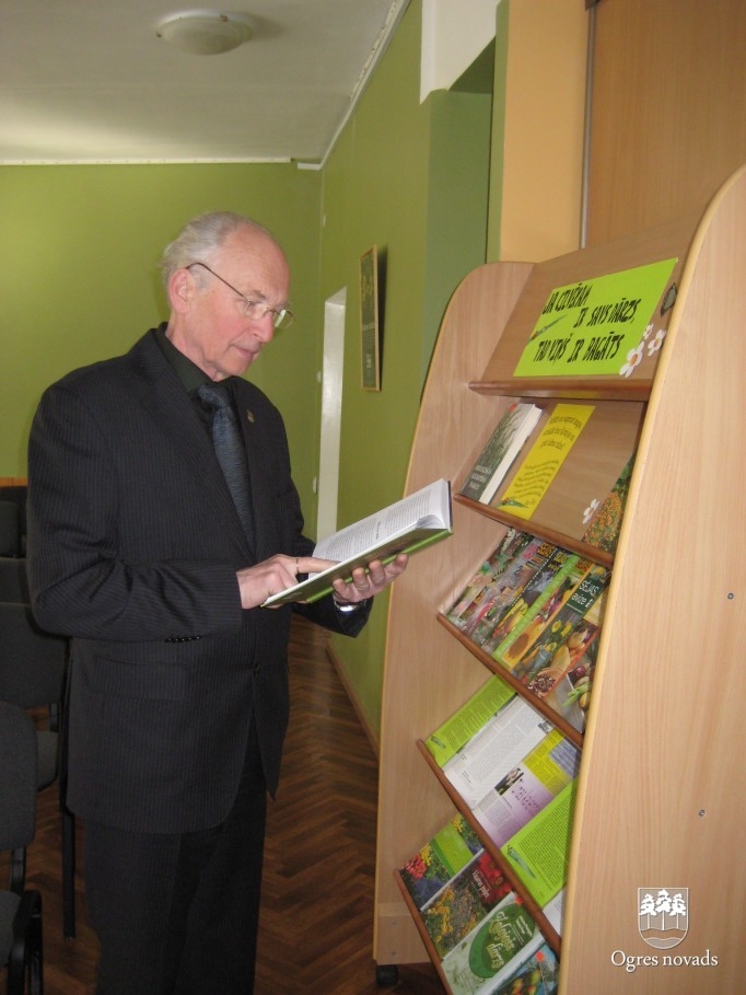Domes deputāti apmeklē bibliotēku