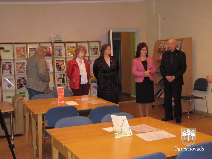 Domes deputāti apmeklē bibliotēku