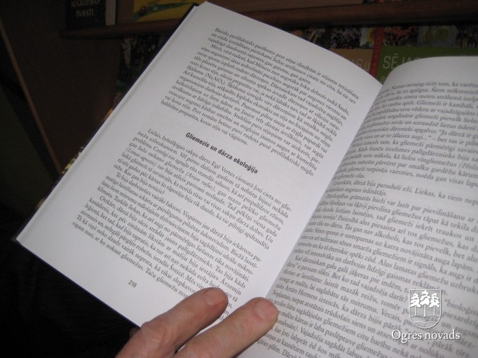 Domes deputāti apmeklē bibliotēku