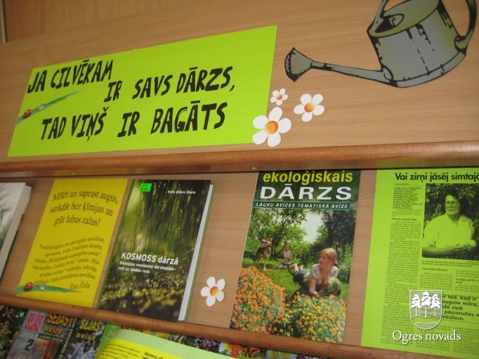 Domes deputāti apmeklē bibliotēku