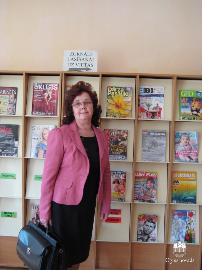 Domes deputāti apmeklē bibliotēku