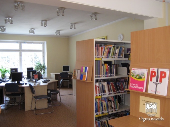 Domes deputāti apmeklē bibliotēku