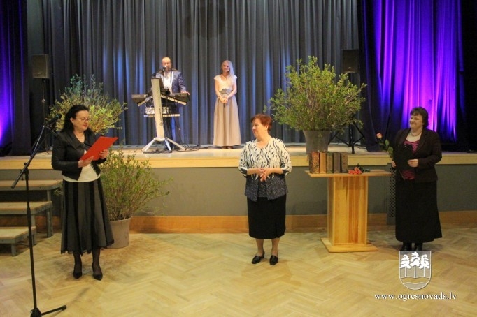 Godina ilggadējos Ogres reģiona bibliotēku darbiniekus