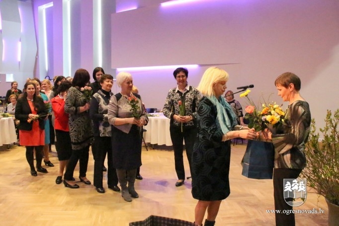 Godina ilggadējos Ogres reģiona bibliotēku darbiniekus