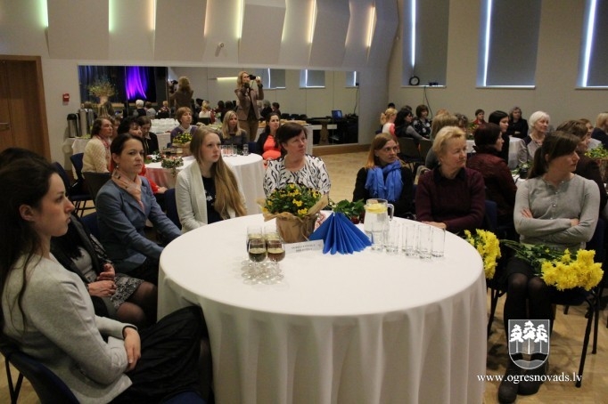 Godina ilggadējos Ogres reģiona bibliotēku darbiniekus
