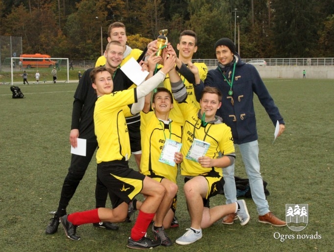 Ogres VĢ un Ogres tehnikuma futbolisti uzvar Skolēnu sporta spēles