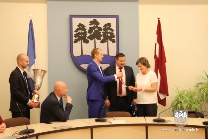 Pašvaldības vadība pateicas BK “Ogre” komandai
