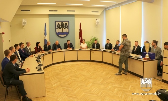 Pašvaldības vadība pateicas BK “Ogre” komandai