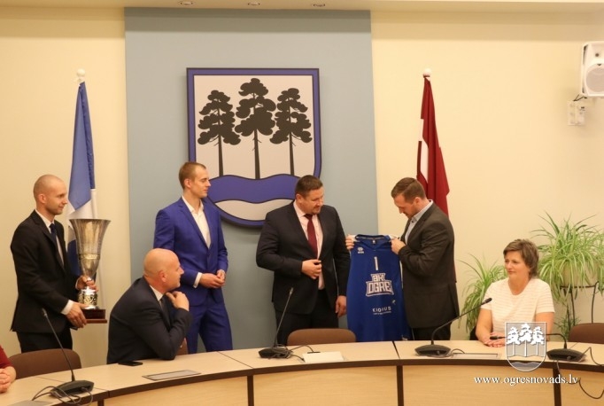 Pašvaldības vadība pateicas BK “Ogre” komandai