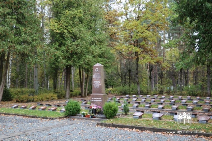 Brāļu kapos Ogrē atsākti labiekārtošanas darbi (20.10.2020.)