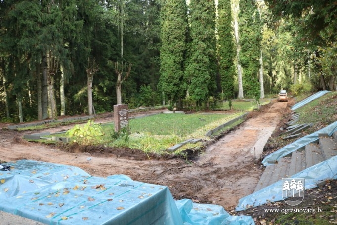 Brāļu kapos Ogrē atsākti labiekārtošanas darbi (20.10.2020.)