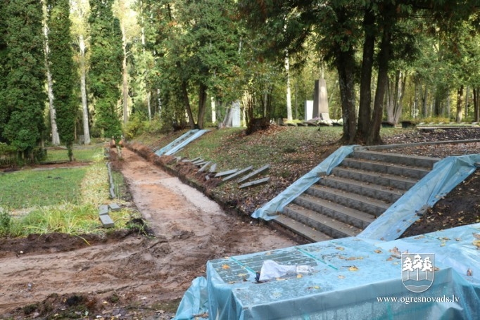 Brāļu kapos Ogrē atsākti labiekārtošanas darbi (20.10.2020.)