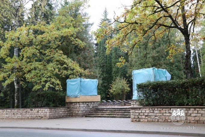 Brāļu kapos Ogrē atsākti labiekārtošanas darbi (20.10.2020.)