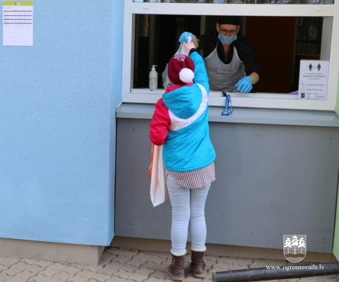 Ogrē sāk brīvpusdienu izdali skolēniem 06.04.2020