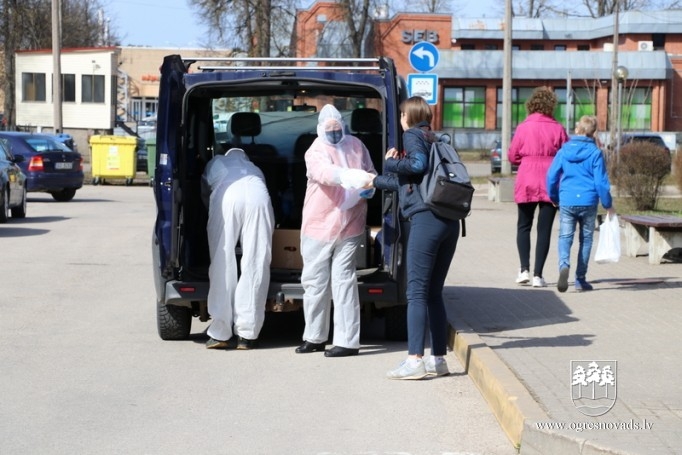 Ogrē sāk brīvpusdienu izdali skolēniem 06.04.2020