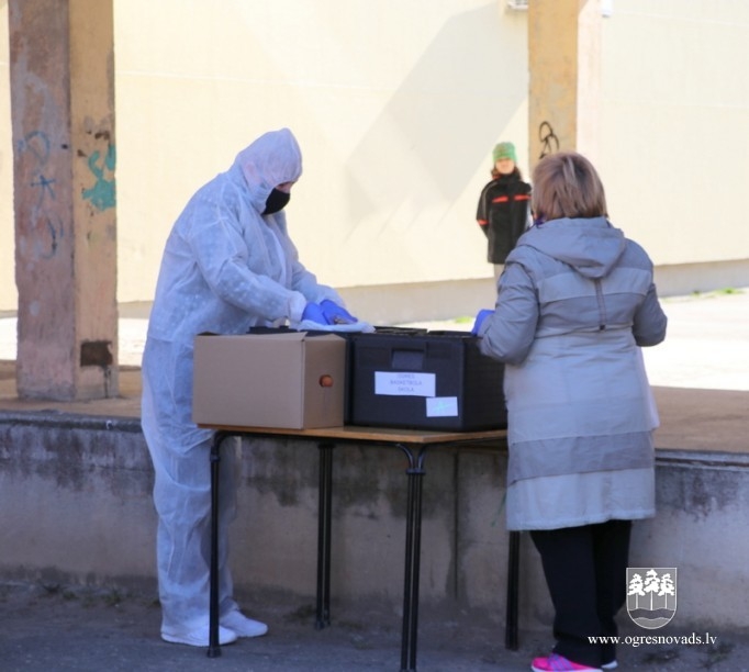 Ogrē sāk brīvpusdienu izdali skolēniem 06.04.2020
