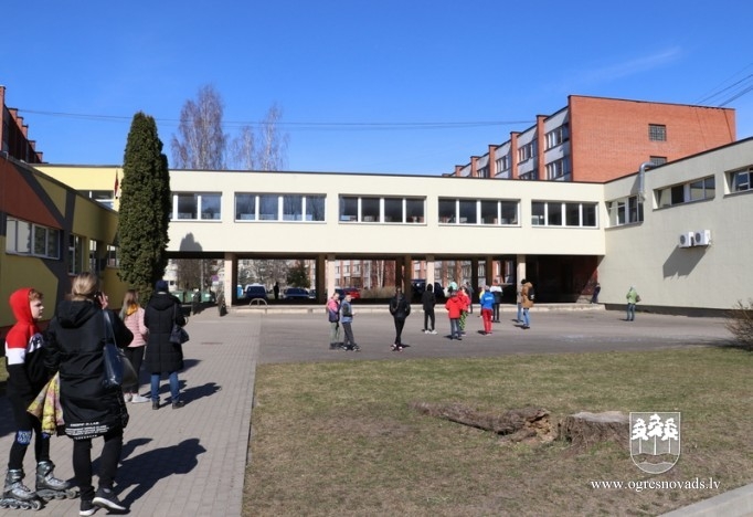 Ogrē sāk brīvpusdienu izdali skolēniem 06.04.2020