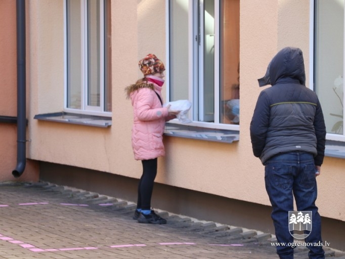 Ogrē sāk brīvpusdienu izdali skolēniem 06.04.2020