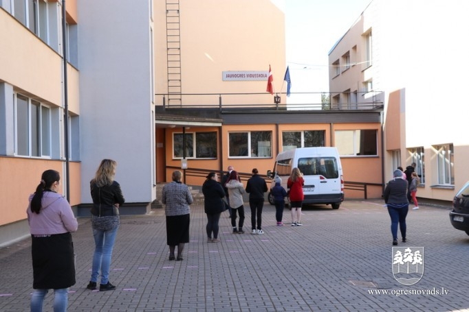 Ogrē sāk brīvpusdienu izdali skolēniem 06.04.2020