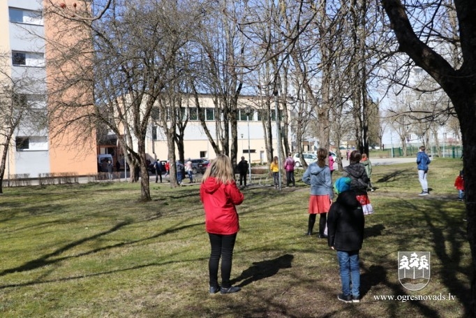 Ogrē sāk brīvpusdienu izdali skolēniem 06.04.2020