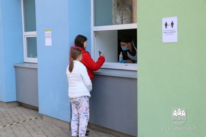 Ogrē sāk brīvpusdienu izdali skolēniem 06.04.2020