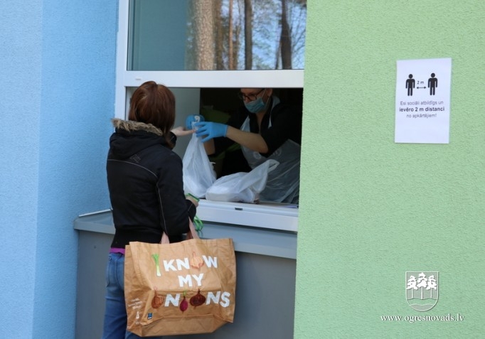 Ogrē sāk brīvpusdienu izdali skolēniem 06.04.2020