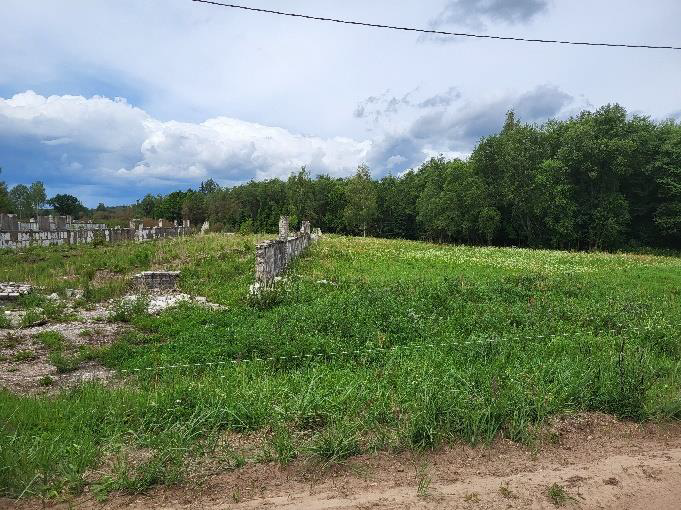 Zemes gabals - pļava ar mūra paliekām