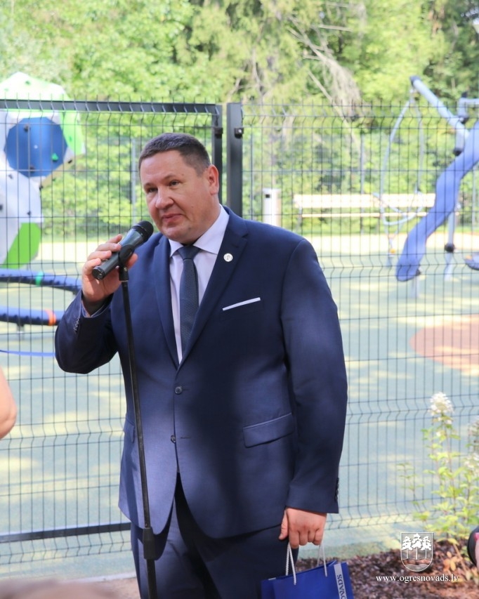 Atklāts bērnu rotaļlaukums J.Čakstes prospektā