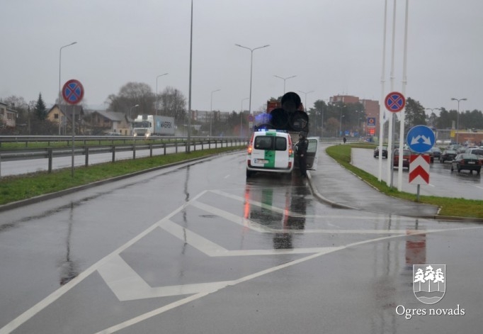 Pie t/c „Dauga” un Skolas ielā uzstādītas ceļa zīmes