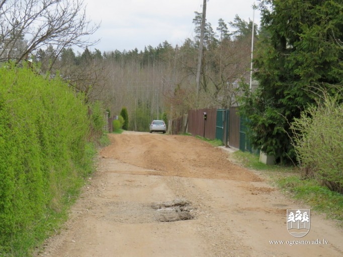 Sakārtoti grants ceļu posmi, kas cieta pavasara šķīdonī