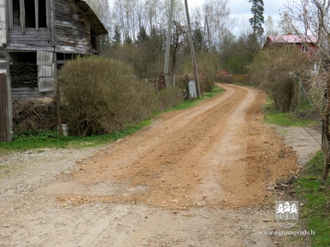 Sakārtoti grants ceļu posmi, kas cieta pavasara šķīdonī