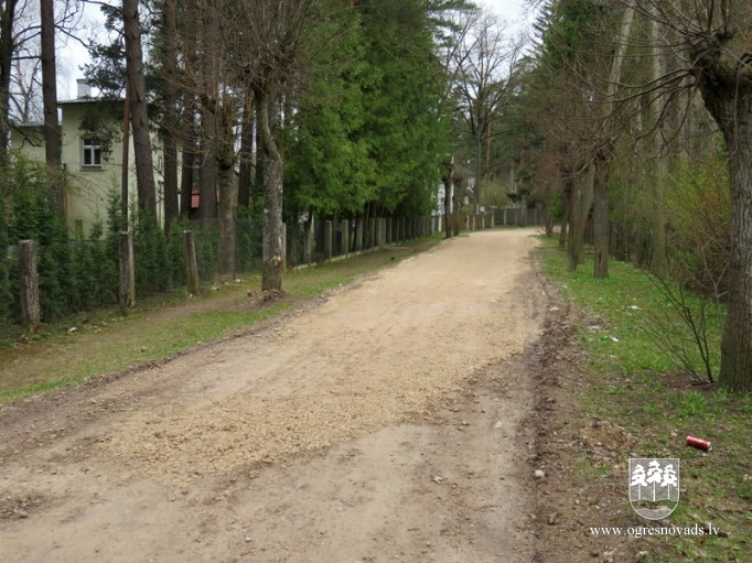 Sakārtoti grants ceļu posmi, kas cieta pavasara šķīdonī