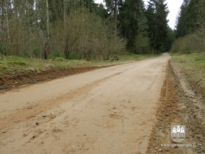 Sakārtoti grants ceļu posmi, kas cieta pavasara šķīdonī