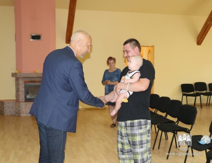 Sveic jaundzimušos Meņģelē un Krapē