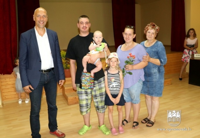 Sveic jaundzimušos Meņģelē un Krapē