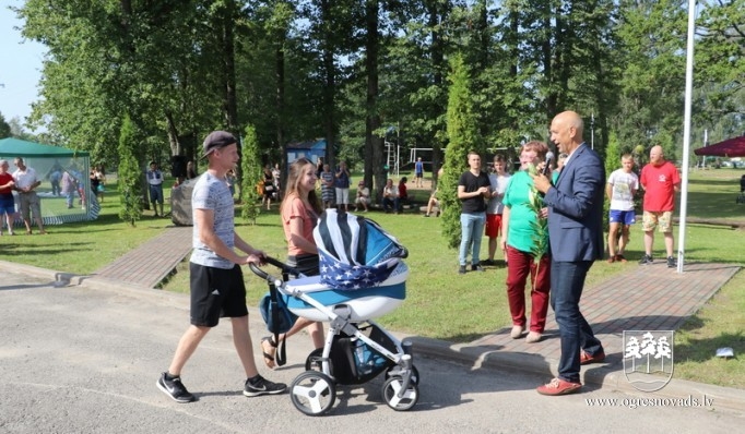 Sveic jaundzimušos Meņģelē un Krapē