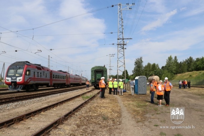 Uz dzelzceļa Ogrē norisinājās mācības avārijas seku likvidēšanā