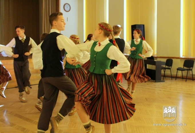 Bērni no Ukrainas viesojas Ogres 1.vidusskolā