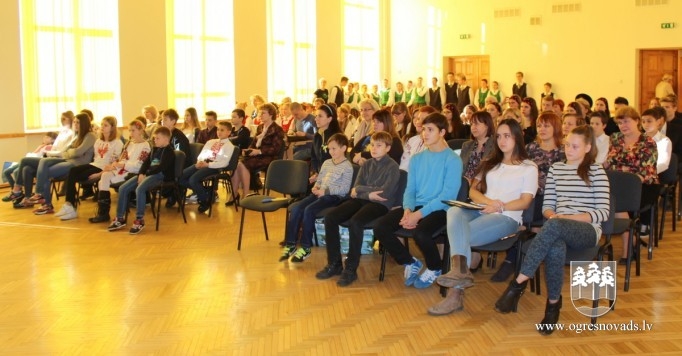 Bērni no Ukrainas viesojas Ogres 1.vidusskolā