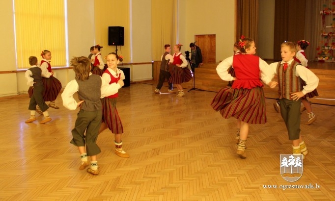 Bērni no Ukrainas viesojas Ogres 1.vidusskolā